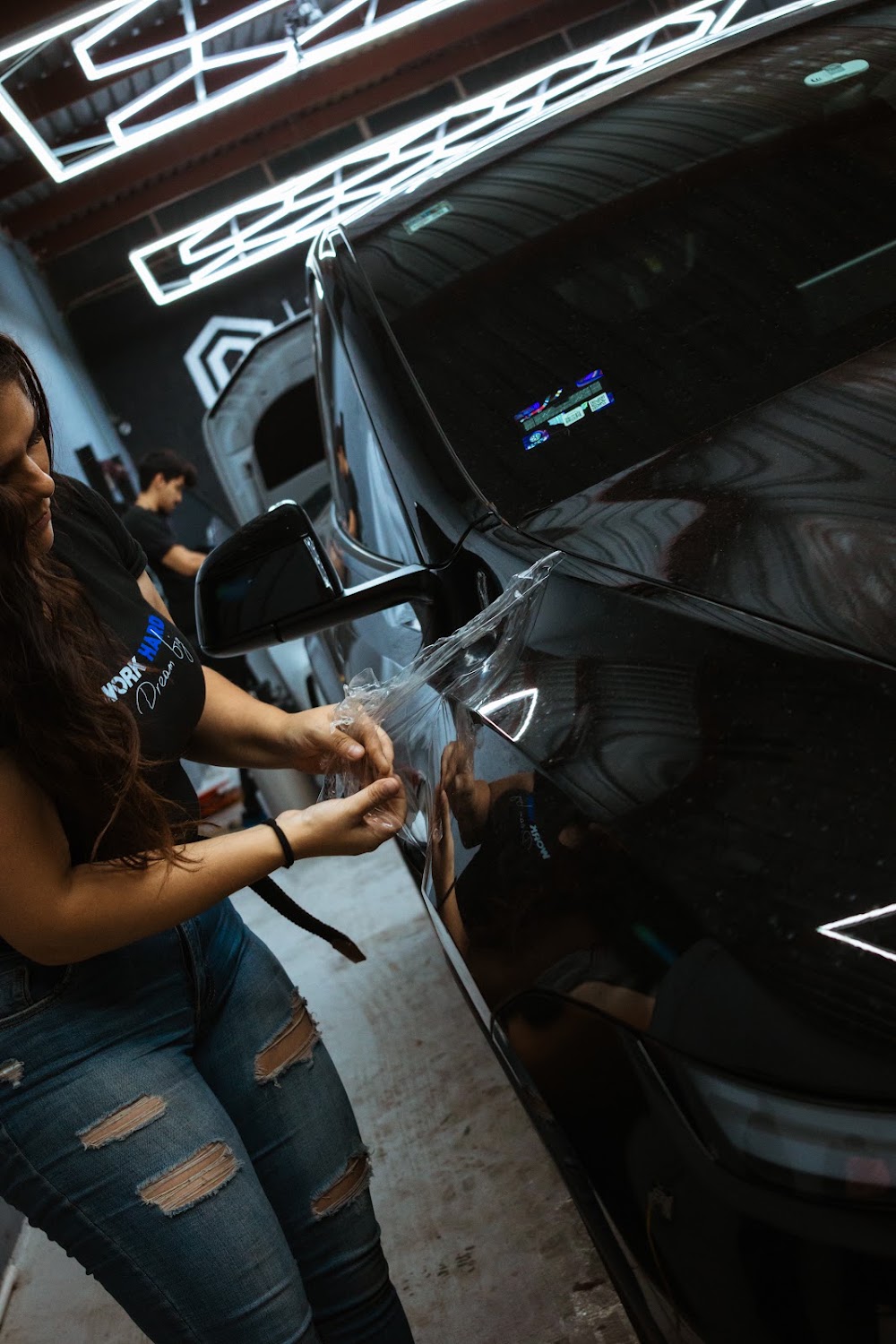 Equipo Hydrographarts trabajando en el taller 25 — taller de car wrap, PPF y detailing Hydrographarts en Estado de México