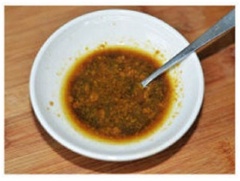 Trong một chén nhỏ pha 2 muỗng canh nước tương với 1 muỗng canh bột cà ri, 1/2 muỗng canh dầu ăn, trộn đều. Xếp từng lát thịt xông khói vào giữa các lát khoai. Sau đó, các ấy quét lớp nước sốt vừa pha lên bề mặt rồi cho vào nướng tiếp ở 180 độ C khoảng 10 phút nữa là xong.