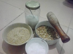 Đậu phộng, mè trắng rang chín. Sau đó, cho đậu phộng, mè trắng vào cối, giã nhuyễn.