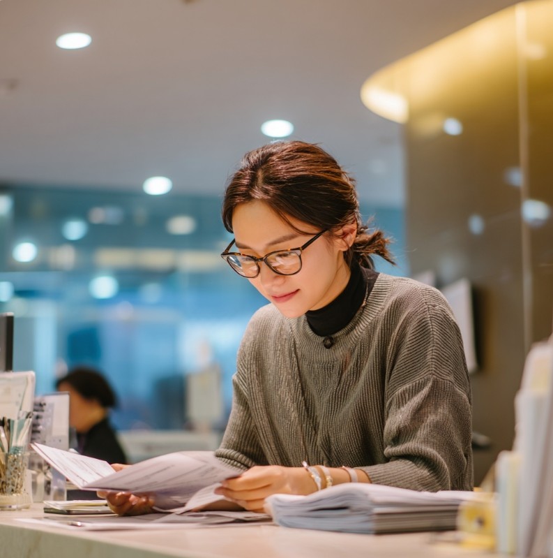 개인 조건에 따른 금융 부담을 비교하는 모습