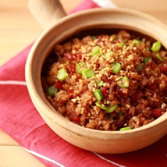 Thêm bột ớt vào đảo khoảng 2 phút. Thêm ngồng cải và tỏi băm vào đảo chung cho đến khi chín là xong.