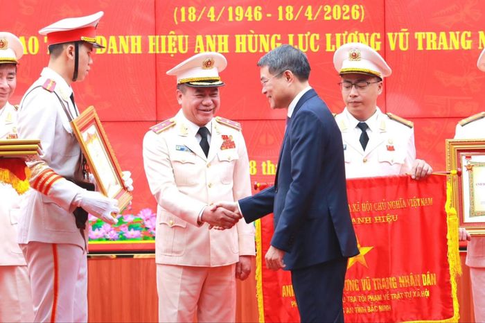 Trung tướng Nguyễn Thanh Tùng đón nhận danh hiệu Anh hùng LLVT - Đài Phát thanh và truyền hình Hà Nội