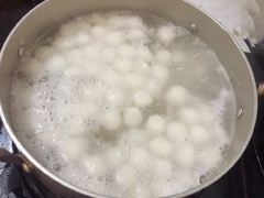 Bạn rắc một chút bột khô vào bột vừa nặn, lắc đều để chúng không dính lại với nhau. Đun sôi nồi nước, thả bột vào luộc đến khi từng viên trân châu nổi trên mặt nước thì vặn nhỏ lửa và nấu tiếp 5 phút nữa thì tắt bếp, đậy nắp ngâm khoảng 15 phút. Tiếp đó cho nước dừa, đường phèn vào nồi khác, đun sôi cho đường tan rồi để nguội. Trân châu sau khi ngâm thì đun sôi lại lần nữa và vớt ra nước lạnh để không bị dính. Vậy là xong rồi đó.