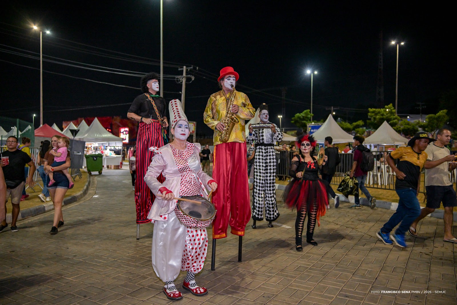 Jovens realizam manobras de skate e batalhas de rima na Arena Plugadão durante festival de cultura em Roraima.