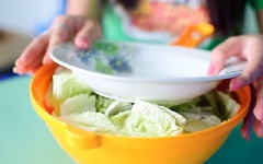 Dùng đĩa nặng úp vừa bề mặt thau, nhấn cải thảo chìm trong nước. Lưu ý toàn bộ số cải thảo dùng làm kim chi phải được ngâm trong nước muối trong 12 giờ.