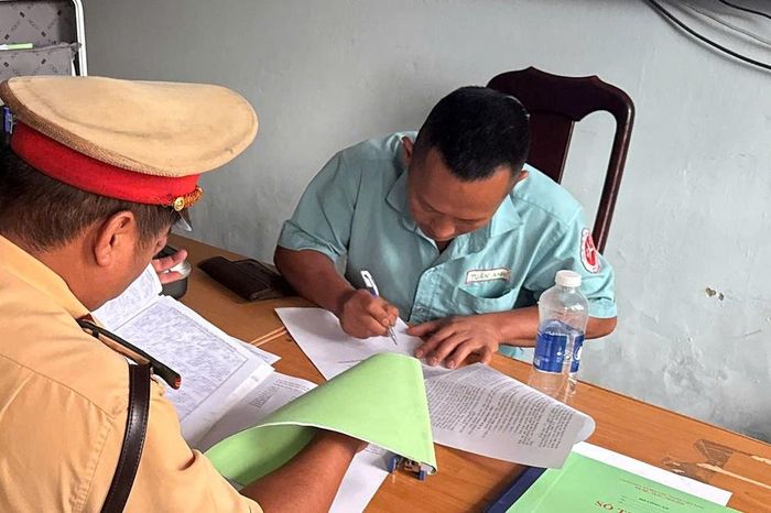 Lâm Đồng: Xử phạt tài xế xe giường nằm vượt ẩu, suýt gây tai nạn trên đường Hồ Chí Minh - Báo Xây Dựng