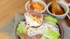 Khi ăn trụng sơ phở qua nước sôi để sợi phở được mềm hơn. Các loại rau thơm ăn kèm cắt nhỏ. Xếp bún vào tô, thêm các loại rau thơm, đồ chua, hành phi, đậu phộng rang, và đặc biệt không thể thiếu xúc xích. Rưới nước mắm và trộn đều là bạn đã có một tô phở trộn xúc xích đậm vị có thể làm đồ ăn sáng đầy chất lượng, hoặc ăn bất cứ bữa nào bạn thích.