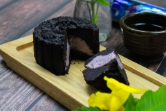 Cho bánh vào tủ lạnh 15' cho bánh cứng lại là đã có bánh trung thu Oreo kem lạnh cho Tết trung thu năm nay rồi. Đơn giản mà rất ngon đó. Chúc các bạn thành công với công thức của mình nhé.
