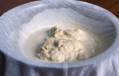 Dùng vải thưa trải lên một cái thau rồi chế đậu nành vào để lọc lấy nước. Nước sữa lọc ra rồi thì đem đun sôi rồi chờ tiếp 5 phút cho đậu nành chín hẳn, không còn chất độc.