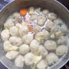 Phần nước dùng ta nêm nếm gia vị vừa ăn rồi cho cà rốt vào nếu thích có thể cho thêm củ cải trắng, nước sôi ta thả hoành thánh vào đến khi hoành thánh nổi lên là hoàn thành.