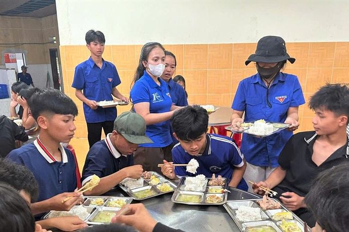 'Bữa cơm thanh niên' tiếp sức sĩ tử vùng cao - Báo Đà Nẵng
