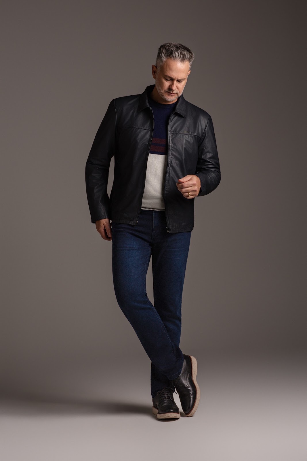 Retrato masculino de corpo inteiro com jaqueta de couro para campanha JCanedo.