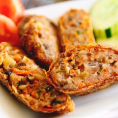 Chả giò chiên nhân thịt trứng khá lạ khi có sự kết hợp của lòng đỏ trứng muối mằn mặn, ngon ngon và cực kì hấp dẫn với lớp vỏ bên ngoài giòn rụm, nóng hổi. Hãy thử ngay cách làm chả giò chiên với nhân kiểu mới này bạn nhé.