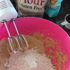 Trộn đều bột mì, baking soda và bột quế trong tô, để riêng. Bên cạnh đó, trộn đều bơ đã tan chảy và đường nâu, cho trứng gà vào, trộn đều. Sau đó cho tô hỗn hợp đó vào tô hỗn hợp bột mì khô. Trộn bằng tay rồi cho yến mạch và nho khô vào.