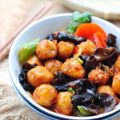 Tắt bếp, cho món ăn ra đĩa, rắc hành lá lên là thưởng thức cùng với cơm nè. Vị mặn, cay, chua kết hợp tạo nên hương vị khó quên cho món ăn.