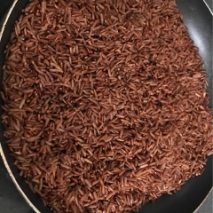 Vớt gạo lứt ra để ráo