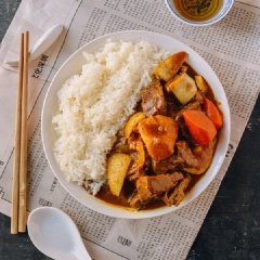 Dọn cà ri bò ra, ăn kèm cơm trắng hoặc bánh mì đều ngon. Hương vị đậm đà của phần sốt hẳn sẽ làm bạn nhớ mãi, đây hứa hẹn sẽ là món ngon hấp dẫn cho cả nhà thưởng thức vào dịp cuối tuần đấy!