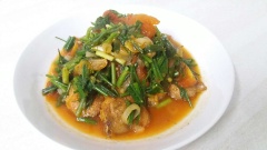 Khi ăn đổ sốt cà chua lên trứng cá đã chiên để món ăn giữ được độ nóng và không bị tanh. Chúc các bạn thành công!