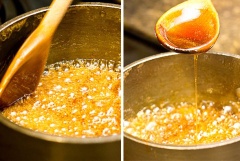 Trước tiên ta làm nóng lò nướng ở 180 độ C. Cho đường, nước vào nồi đun sôi, khuấy đều cho đường tan hết thì ngưng, giảm lửa để đến khi đường thành hỗn hợp caramel lỏng có màu cánh gián thì tắt bếp. Trút caramel vào khuôn bánh flan.