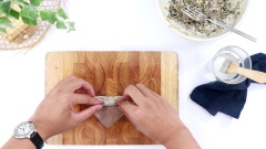 Bánh tráng vuông cắt xéo làm đôi thành miếng tam giác. Trải bánh tráng ra mặt phẳng, phết một ít nước lên mặt cho dễ cuốn, cho 1 muỗng nhỏ nhân vào rồi cuốn tròn lại. Thực hiện cho đến hết khi hết phần nhân.