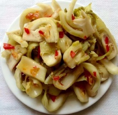 Cho thịt ra tô, dùng rây lọc bỏ những xác hành, quế ... chỉ lấy nước thịt kho. Thịt kho mềm rệu vẫn còn nguyên miếng, mỡ thì trong lại có màu nâu đỏ sậm bắt mắt thơm lừng, được ăn kèm với dưa cải chua rất ngon.