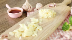 Đầu tiên chặt sườn non thành miếng vừa ăn, rửa sạch rồi đem trụng qua nước sôi để sườn ra hết chất bẩn, vớt sườn ra khỏi nồi nước và rửa sạch. Tỏi bóc vỏ, lấy 30gr. Trong đó 20gr đem băm nhuyễn, 10gr cắt lát mỏng.