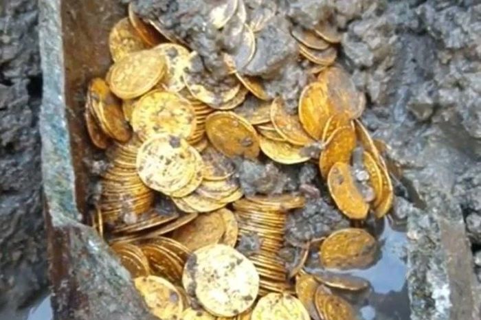 Phá dỡ nhà hát cũ, công nhân bất ngờ đào trúng hũ vàng cổ trị giá hàng triệu USD - Tạp chí Doanh Nghiệp Việt Nam