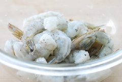 Tôm bóc vỏ, bỏ chỉ đen, rửa sạch, thấm khô. Rắc muối và tiêu, ướp 10 phút. Gừng cắt sợi, hành tây cắt hạt lựu, Ớt chuông, ớt sừng cắt nhỏ hạt lựu, hành lá thái nhỏ, tỏi cắt lát mỏng.