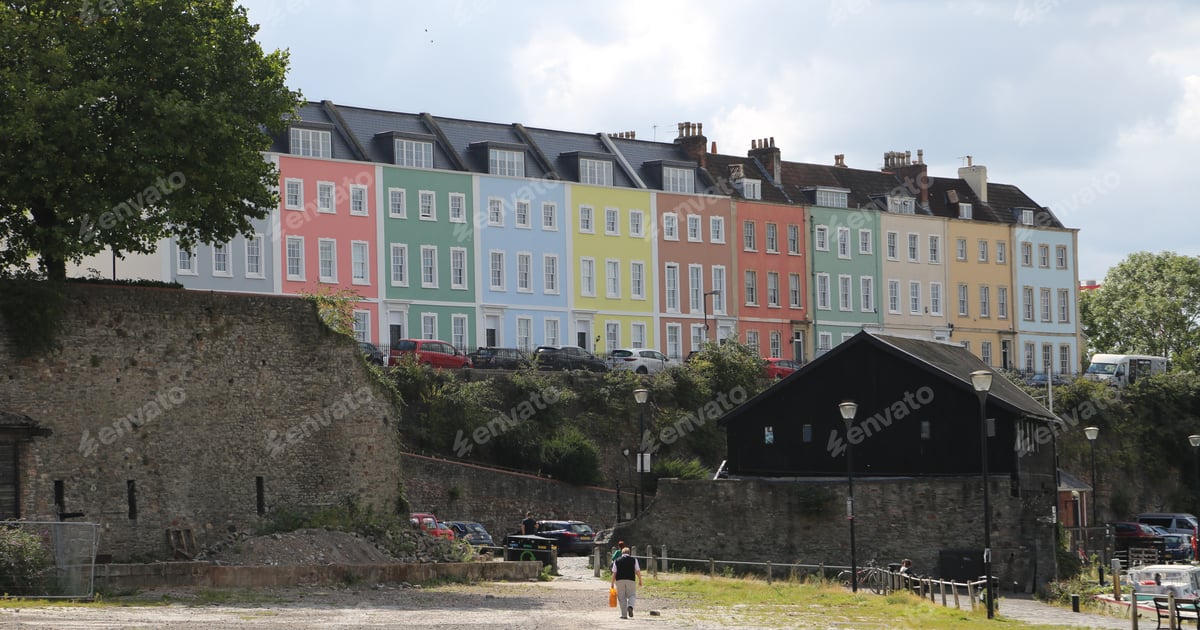 Bela foto de edifícios coloridos na Queen Square em Bristol, Reino Unido Free Download – Envato Elements