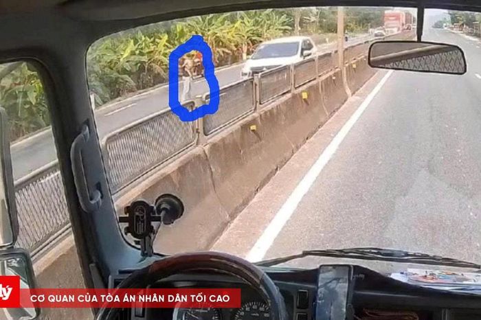 Tài xế xe tải lao qua đường cứu cháu bé đứng giữa Quốc lộ - Báo Công Lý