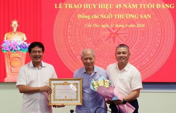 Đồng chí Ngô Thường San vinh dự nhận Huy hiệu 45 năm tuổi Đảng