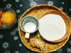 Trong tô lớn, trộn đều 150g bột nếp với 1/8 muỗng cà phê muối, 1 muỗng canh dầu ăn. Sau đó cho từ từ nước nóng vào trộn đều tới khi thấy hỗn hợp bột vừa đủ ẩm thì dừng lại, lấy bột ra mặt phẳng sạch nhồi cho tới khi bột thành một khối dẻo mịn mà không dính tay là được. Bọc kín khối bột và để bột nghỉ 20 phút. Gừng bạn đem rửa sạch rồi thái sợi.