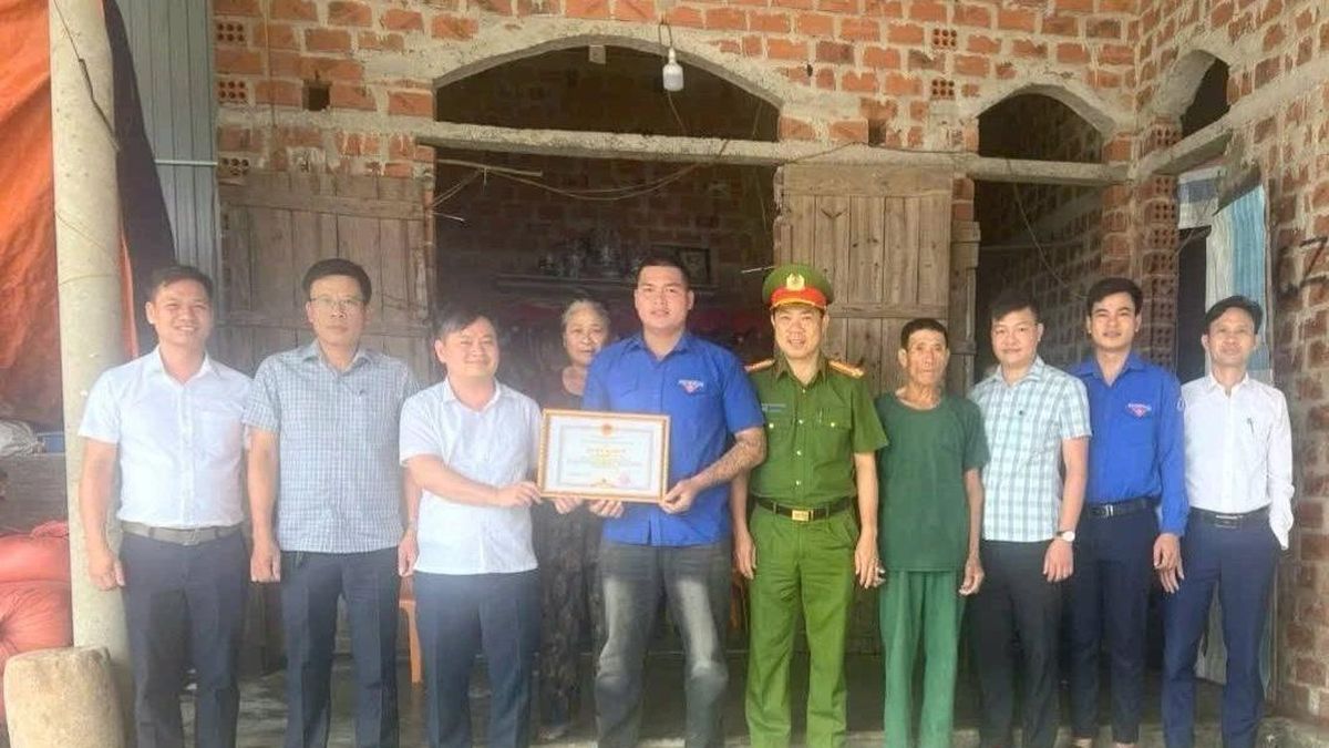Khen thưởng thanh niên dũng cảm cứu người đuối nước ở Hà Tĩnh - Báo Tri thức &amp; Cuộc sống