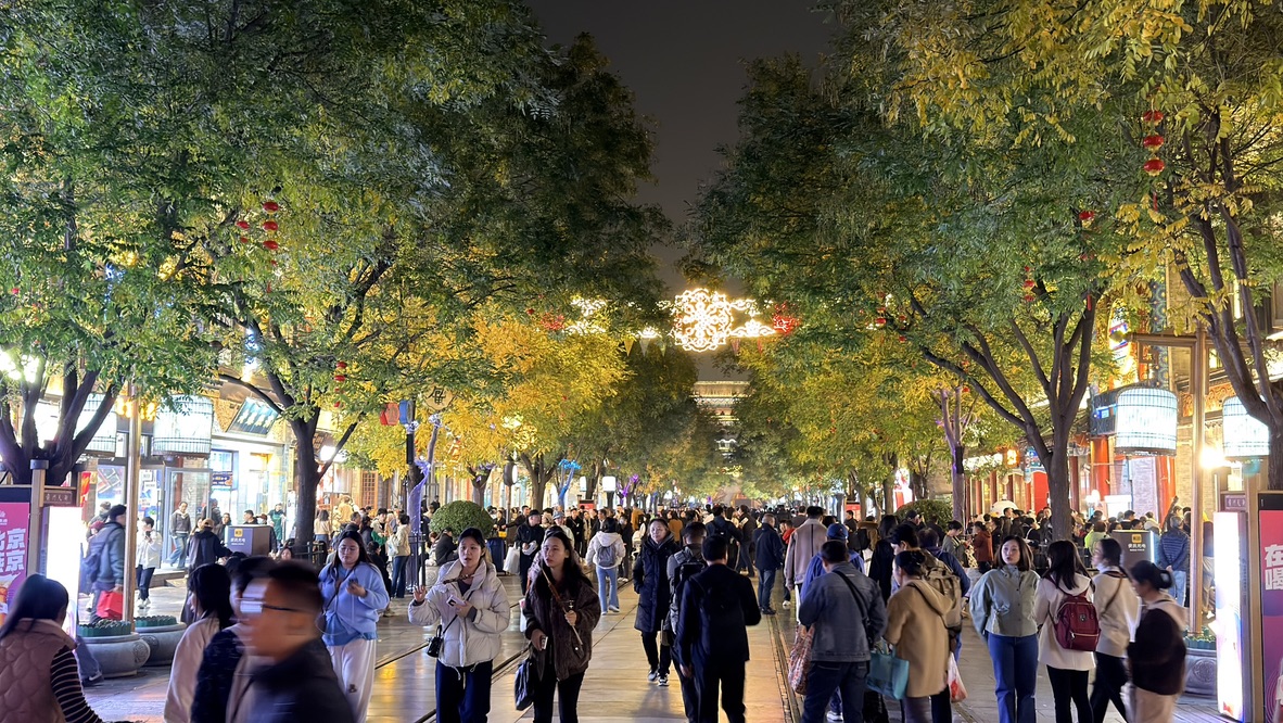 Calle nocturna iluminada de Beijing