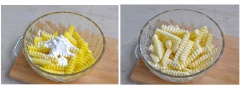 Khoai tây gọt vỏ rửa sạch thái con chì dày khoảng 1cm. Cho khoai tây vào tô, thêm bột ngô vào trộn đều.