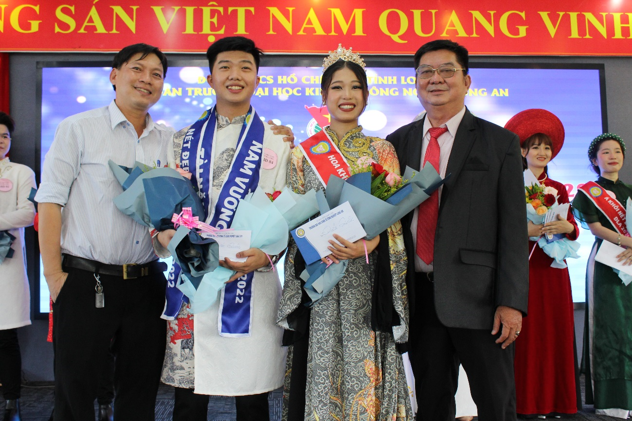 Khoảnh khắc bùng nổ trên sân khấu DLA khi công bố: Nguyễn Thị Lam Tuyền – chi đoàn lớp 20MK xuất sắc giành giải Hoa khôi và Nguyễn Phương Duy – chi đoàn lớp 19TH là Nam vương cuộc thi Nét đẹp sinh viên DLA 2022