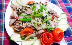 Cho món ăn ra đĩa và dùng với cơm. Bạn có thể trang trí tùy thích để làm tăng thêm độ hấp dẫn cho món ăn.