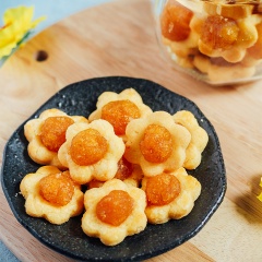 Bánh dứa (thơm) Malaysia với những chiếc bánh dứa nướng có lớp vỏ hình canh hoa giòn thơm, nhân dứa ngọt ngào dẻo thơm làm nhụy hoa trông rất hấp dẫn các bạn nhỏ và các thực khách hảo ngọt.
