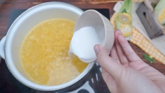 Cách nấu chè bắp đường phèn ngon: Cho 4 muỗng canh đường phèn và bắp hạt đã bào mỏng vào. Nêm thêm 1/4 muỗng cà phê muối cho chè bắp thêm ngọt. Pha 3 muỗng canh bột năng vào 100ml nước cho tan hoàn toàn rồi cho vào nồi bắp đang sôi. Khuấy đều tay cho chè bắp sệt lại rồi tắt lửa.