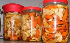 Cách làm củ cải ngâm nước mắm: Xếp củ cải trắng và cà rốt vào trong lọ thủy tinh, cho nước mắm đun để nguội vào ngâm.