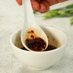 Pha nước chấm: Cho vào chén 2 muỗng canh nước tương “Phú Sĩ”, 1 muỗng cà phê đường, 1 muỗng canh ớt băm, rồi dùng muỗng khuấy đều cho tan gia vị.