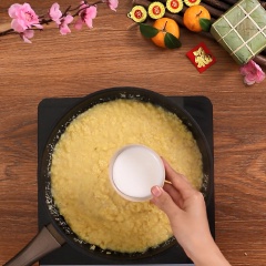 Vo sạch đậu, thêm nước vào nấu cho đậu chín mềm. Rồi cho đậu vào chảo, nghiền nhuyễn, cho thêm vào 50gr đường, 70ml nước cốt dừa và sên trên lửa nhỏ đến khi đặc quánh nặng tay là được.