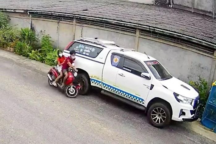 Mải nhìn điện thoại khi lái xe, đôi nam nữ lao thẳng vào xe bán tải ven đường - Tạp chí Doanh Nghiệp Việt Nam