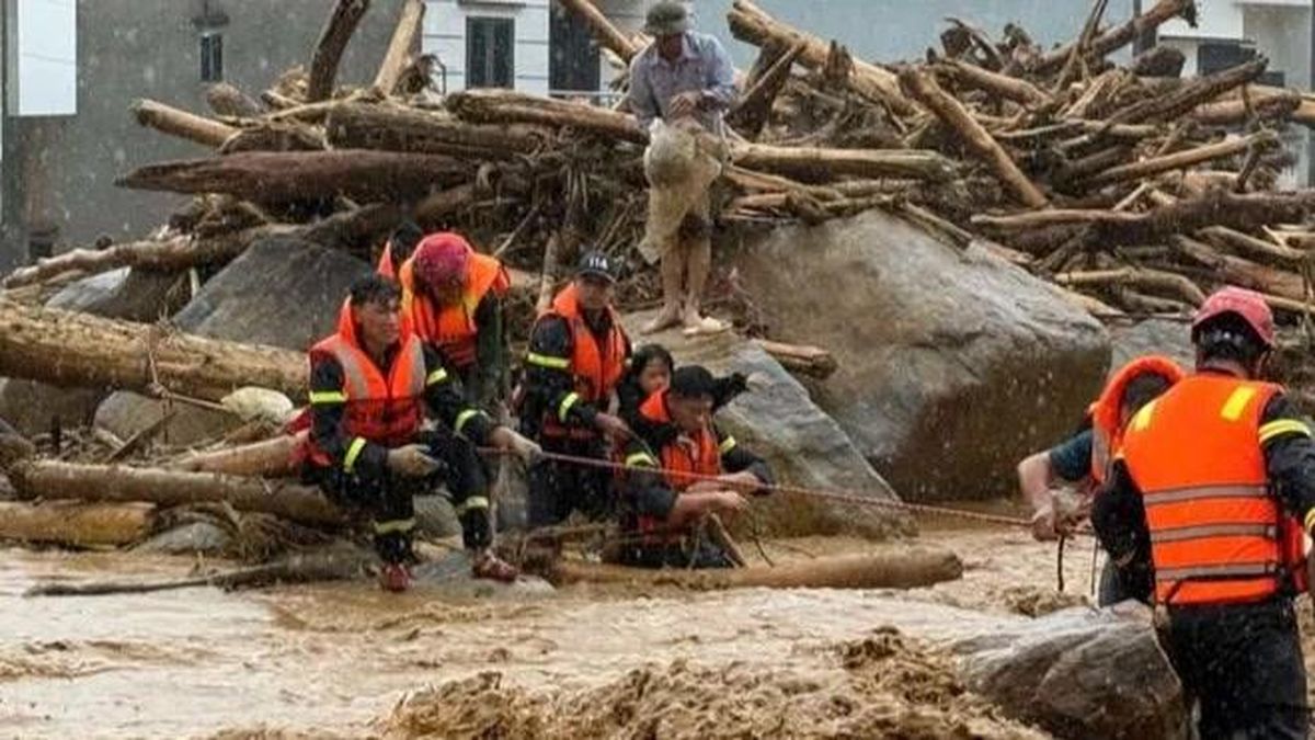 Công an Lai Châu cứu dân giữa dòng lũ dữ - Báo Công An Nhân Dân
