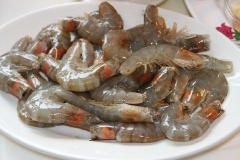 Tôm rửa sạch, cắt bỏ đầu và đuôi như hình bên. Nên chọn những con tôm còn tươi, sống sẽ ngon hơn khi nấu. Rau mùi rửa sạch.