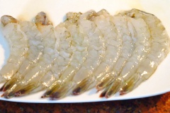 Tôm rửa sạch, bóc vỏ, bỏ đầu tôm, để ráo nước. Kiwi gọt vỏ, cắt miếng vừa ăn như hình bên.