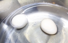 Luộc chín 2 trứng gà rồi bóc vỏ. Khoai tây đem hấp chín rồi nghiền nhuyễn.