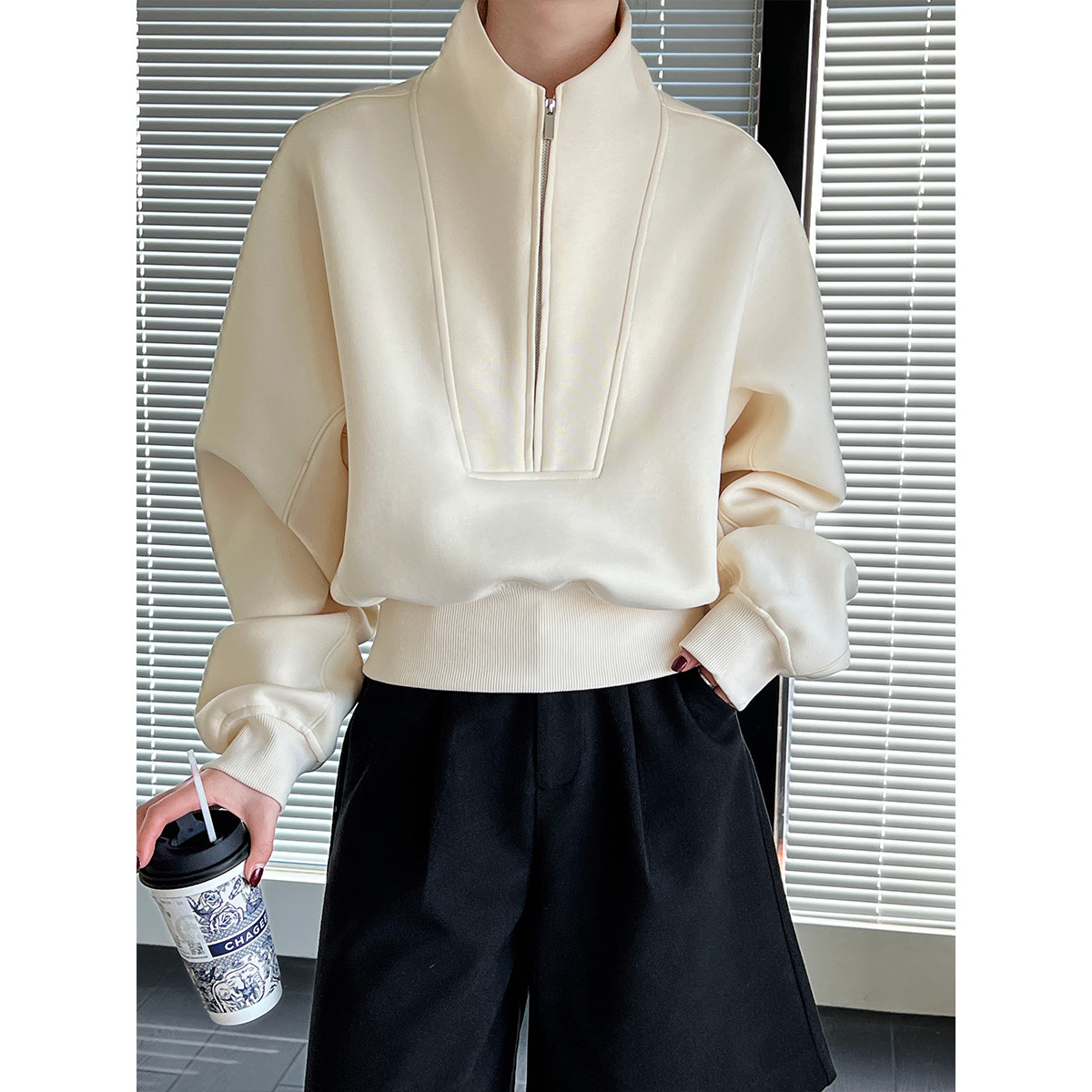 Sporty top with zipper