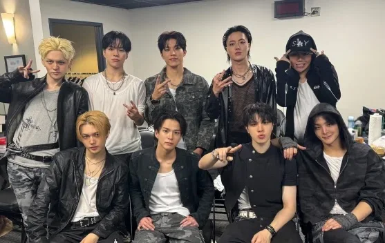 Penampilan anggota boy group TREASURE dalam video performance lagu Danger dengan konsep pakaian militer.