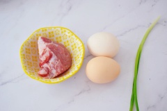 Đập trứng cho vào chén, thêm vào 1/4 muỗng cà phê muối, dùng đũa đánh tan trứng. Sau đó thêm vào 120ml nước ấm, tiếp tục đánh cho hỗn hợp trứng có màu vàng nhạt.